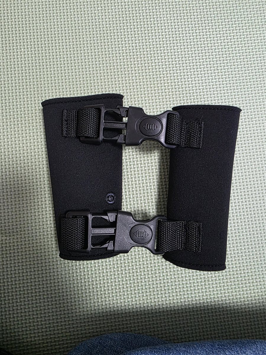 抜け出し防止ベルトのバックル部分のアップ
