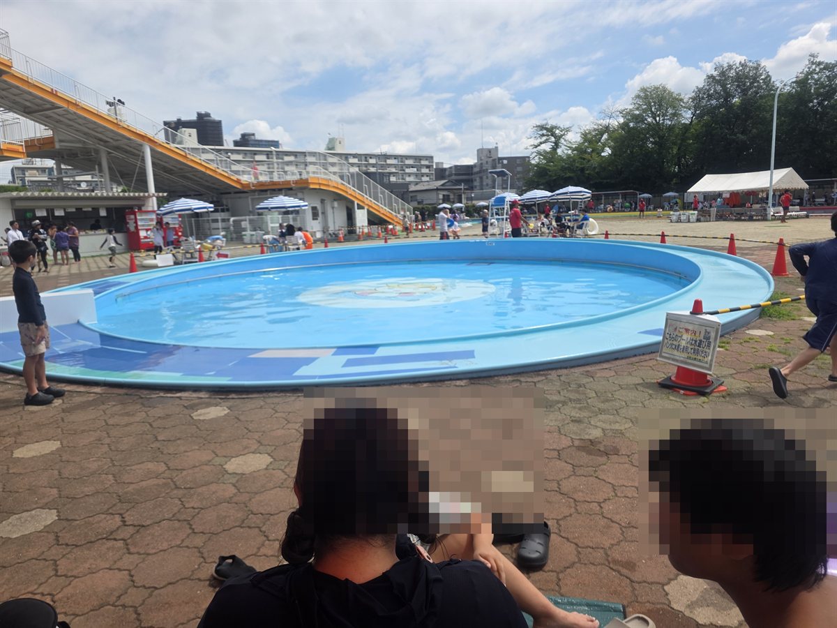 北野公園市民プールの幼児用プールで遊ぶ様子。顔部分にはモザイク加工済み