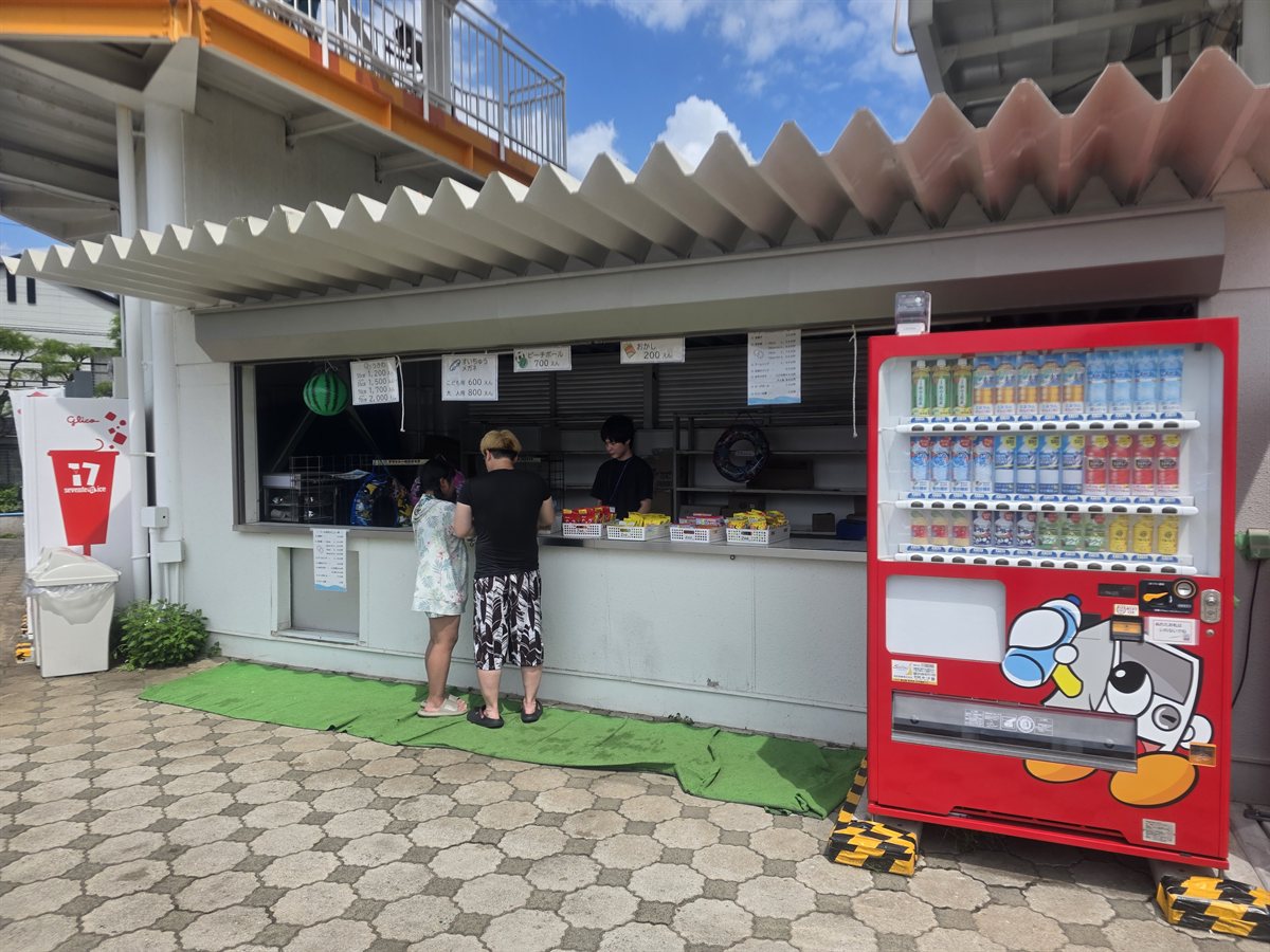 売店の外観。人物の後ろ姿のみで顔は写っていない
