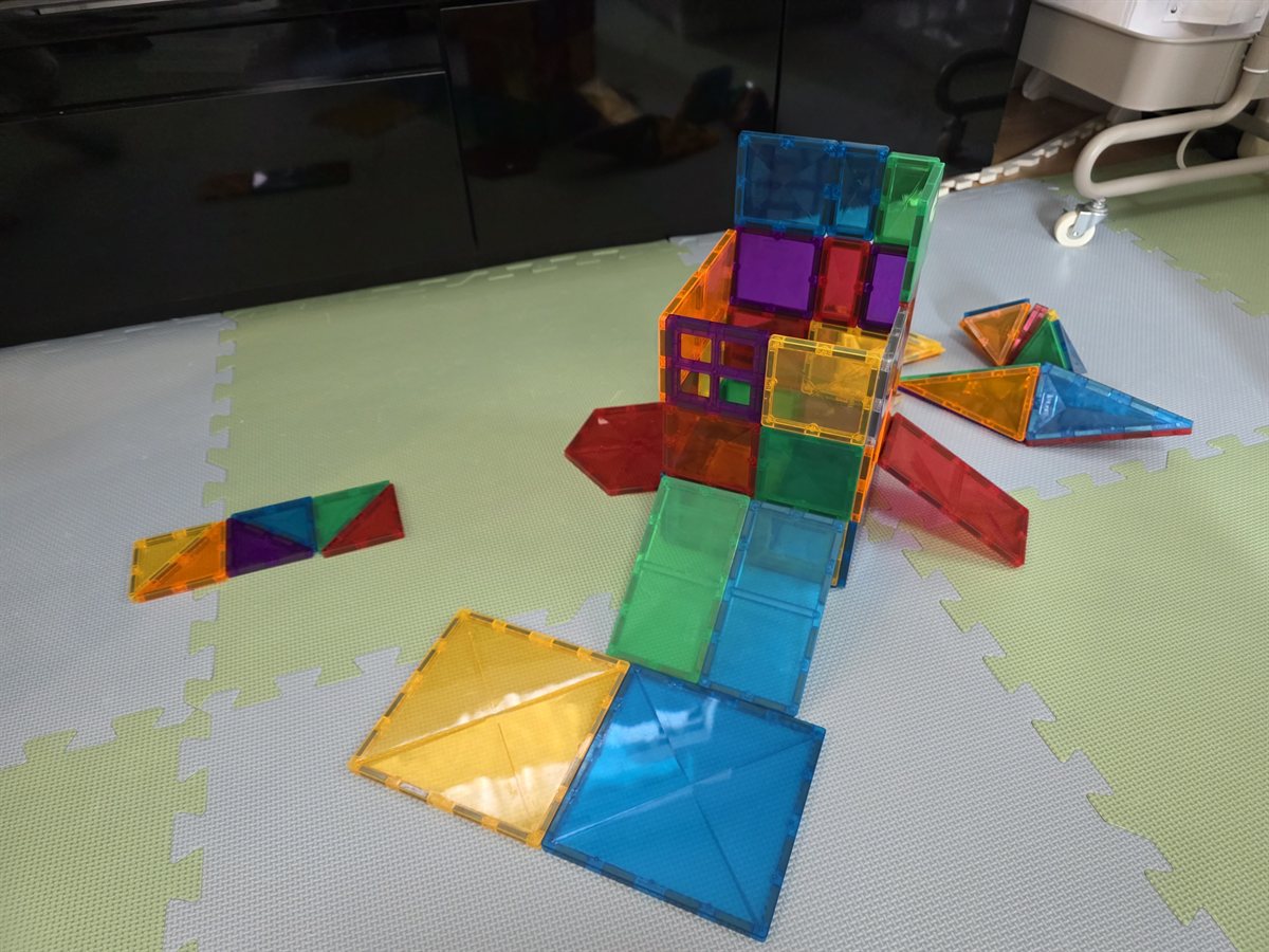 マグビルドで組み立てた作品。三角形・四角形のピースを組み合わせた塔状の建物