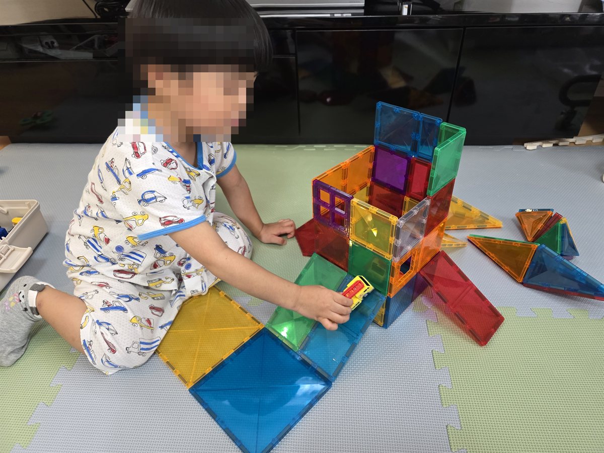 マグビルドで遊ぶ子ども。顔部分にはモザイク加工済み