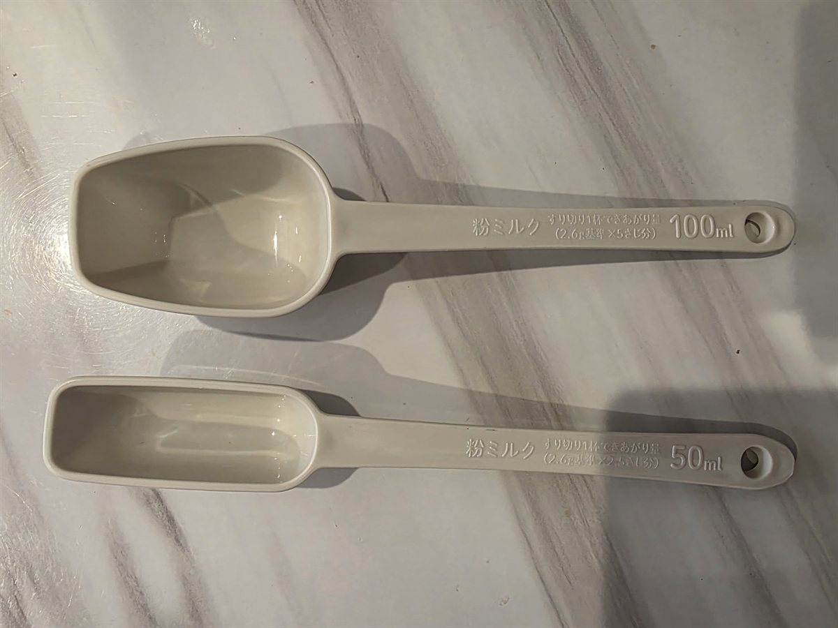ダイソーの粉ミルク計量スプーン。100ml用と50ml用の2本