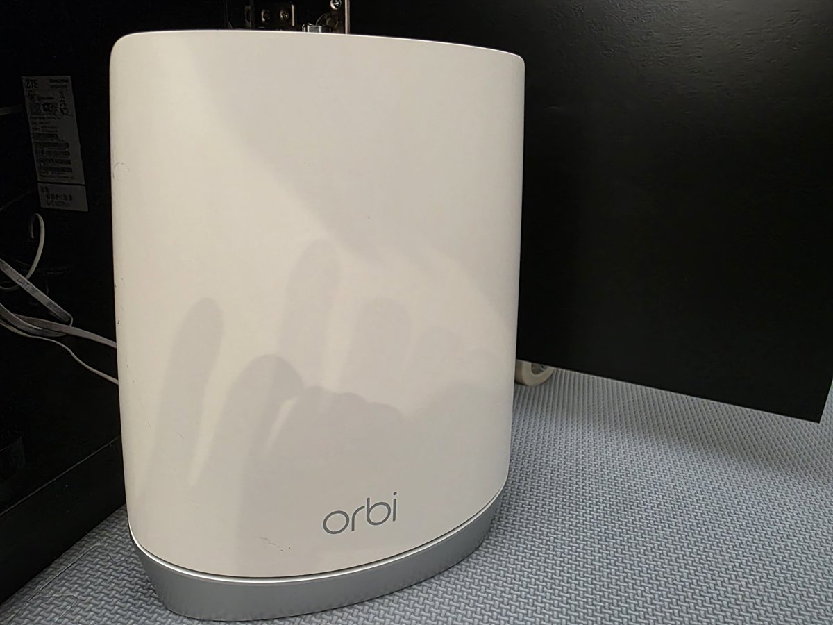 メッシュWiFiルーター「Orbi」の本体